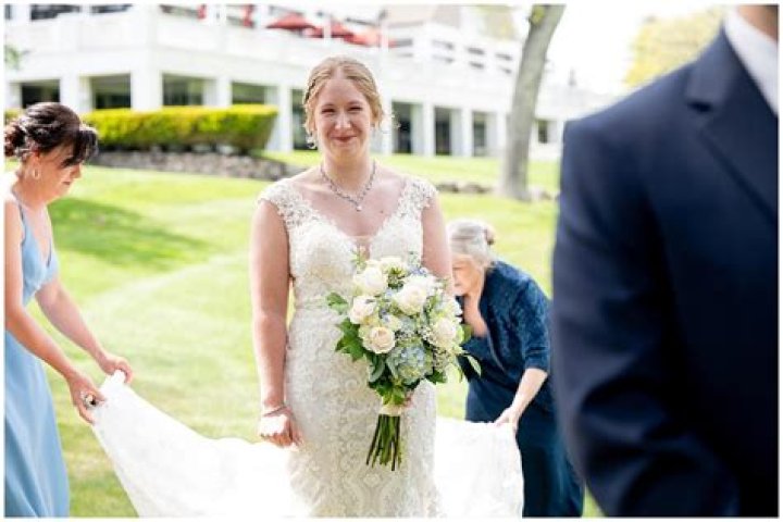 How much is a wedding photographer in Massachusetts?